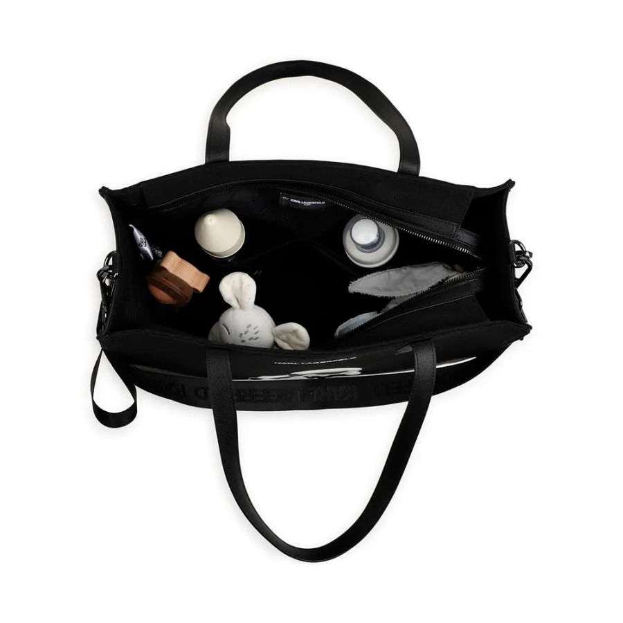 bolso-cambiador-para-bebe-con-estampado-de-la-marca