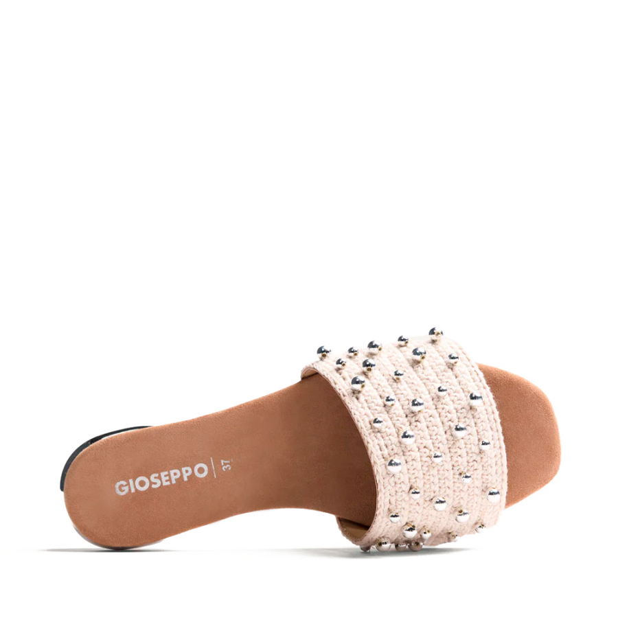 perrinton-hakel-und-perlensandalen