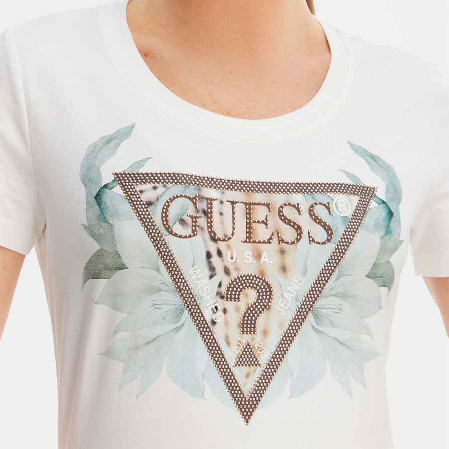 camiseta-com-estampa-de-triangulo-de-flores