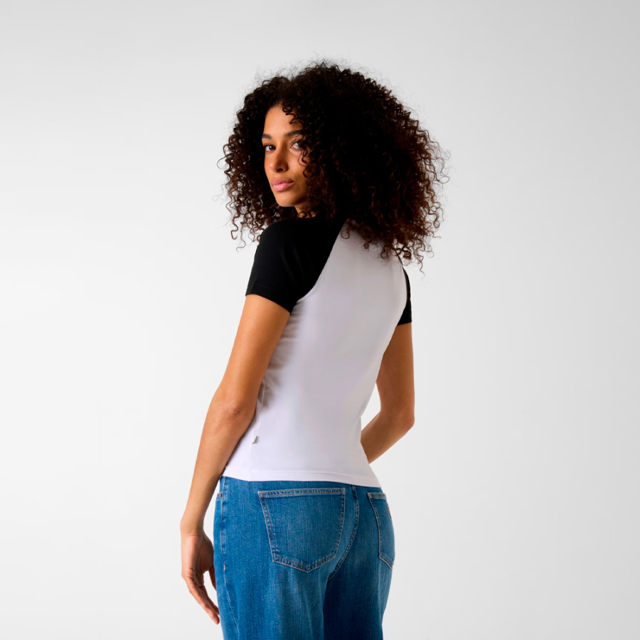 t-shirt-con-logo-stampato