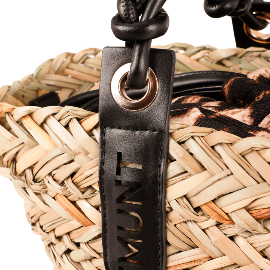 mini-tragetasche-mit-ausgestanztem-logogriff