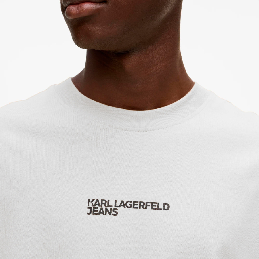 t-shirt-con-logo-ed-effetto-cornice