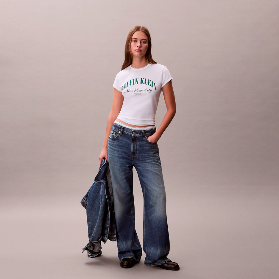 camiseta-slim-con-logo-universitario camiseta-slim-con-logo-universitario