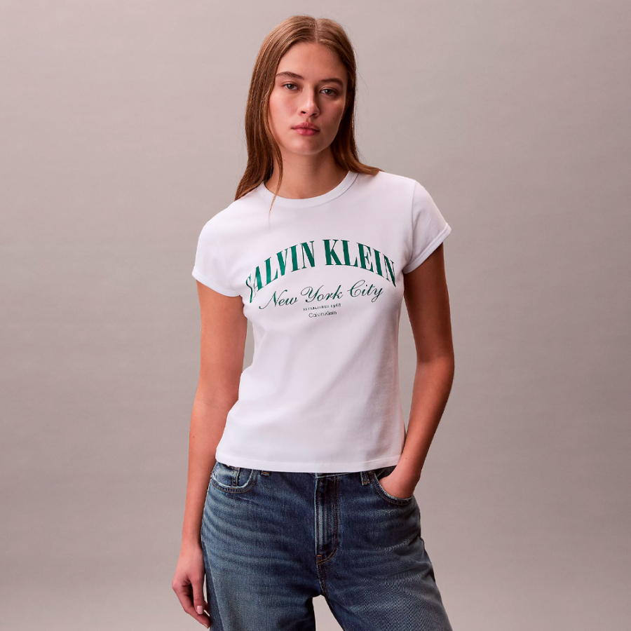 t-shirt-ajuste-avec-logo-universitaire
