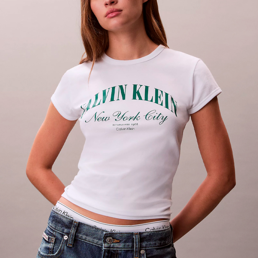 camiseta-slim-con-logo-universitario camiseta-slim-con-logo-universitario