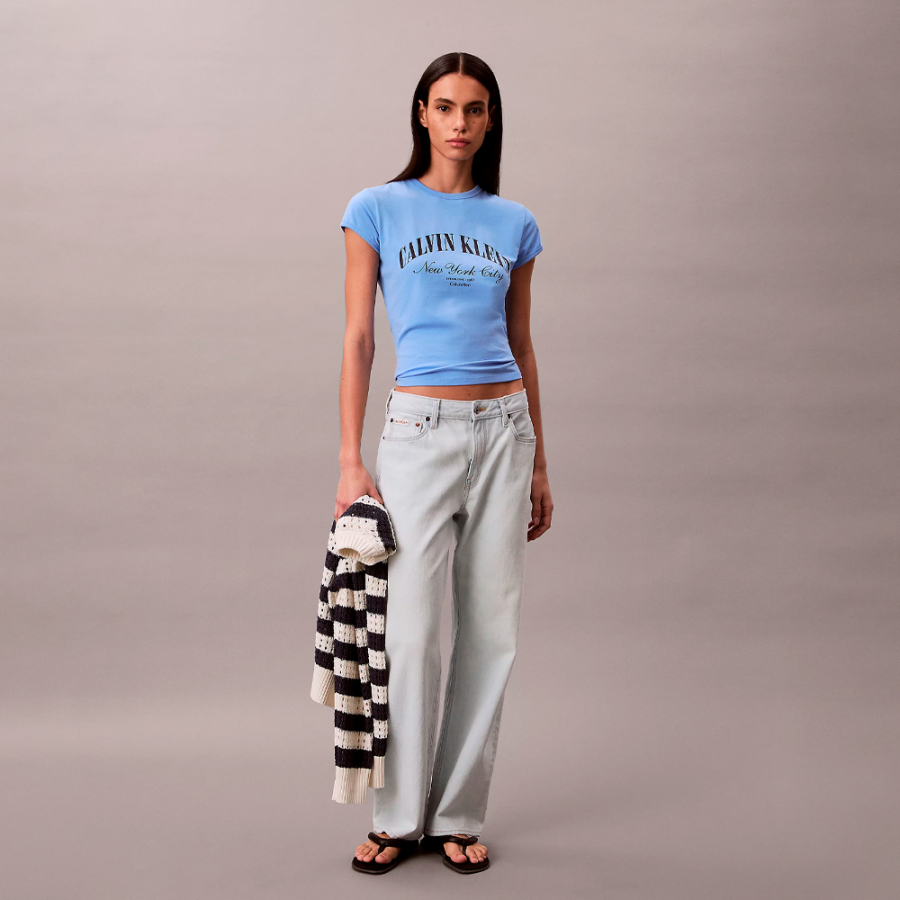 t-shirt-ajuste-avec-logo-universitaire