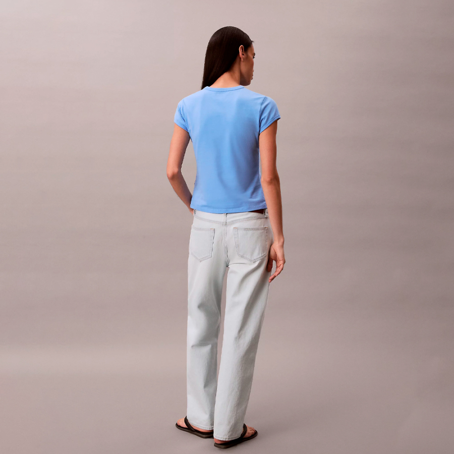 t-shirt-ajuste-avec-logo-universitaire