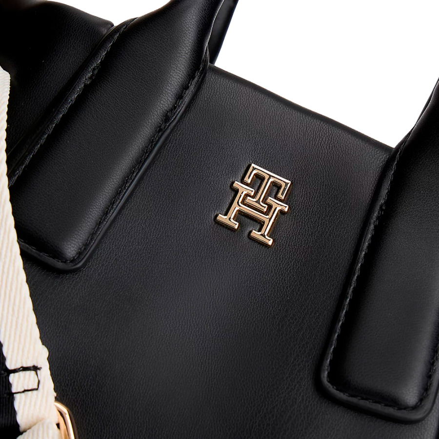 sac-fourre-tout-essentiel-avec-logo-metallique sac-fourre-tout-essentiel-avec-logo-metallique