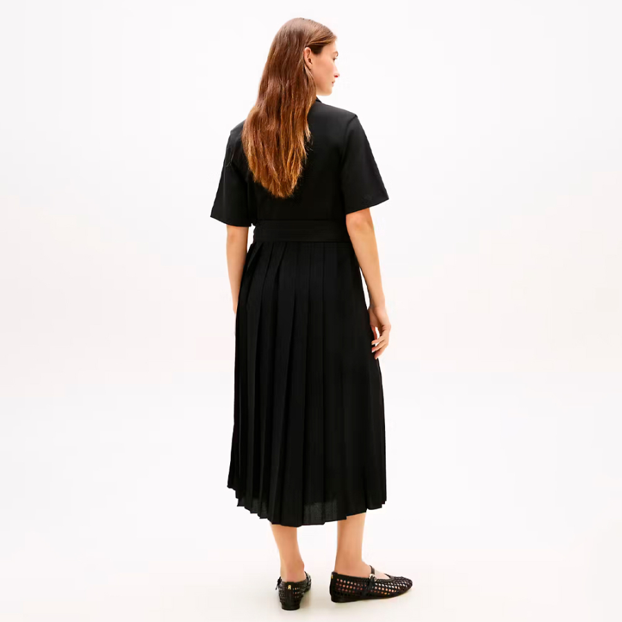 kleid-mit-goldknopfen-und-verschiedenen-medien