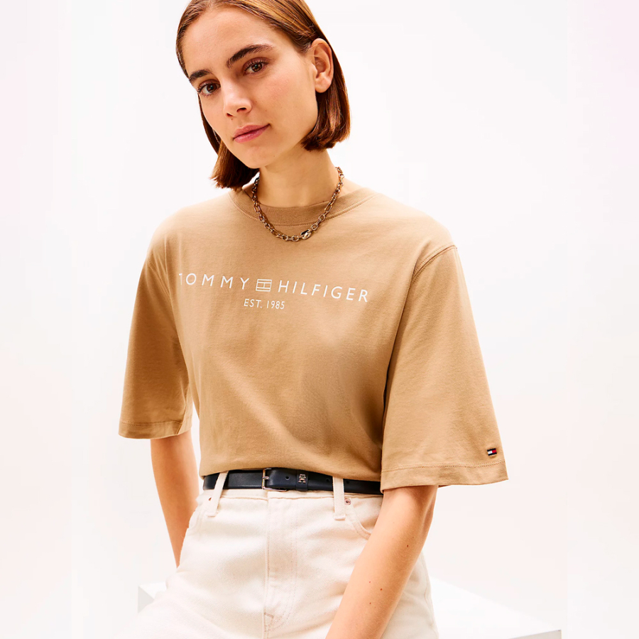 camiseta-folgada-com-logotipo