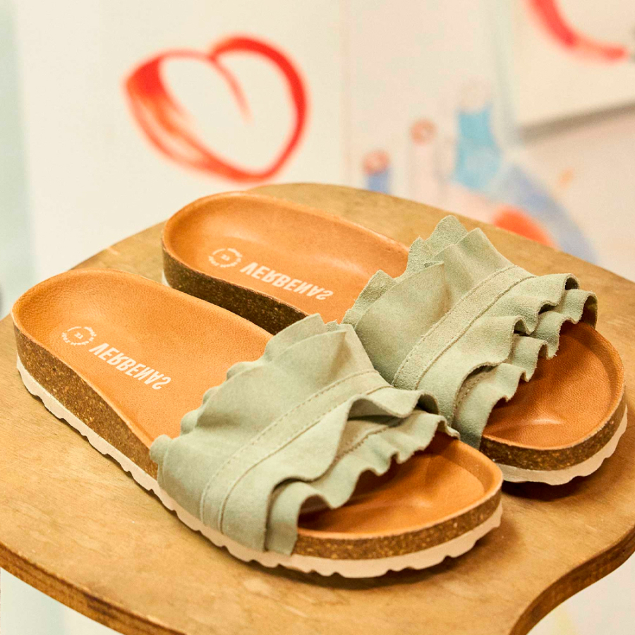 sandalias-rocio-de-camurca-com-babados