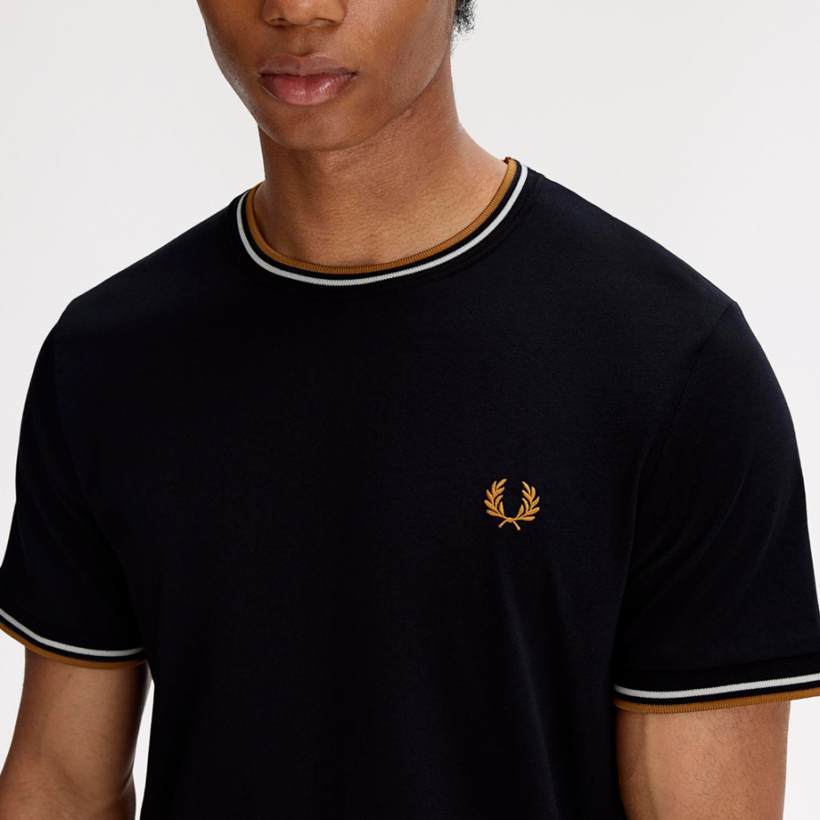 camiseta-com-acabamento-duplo