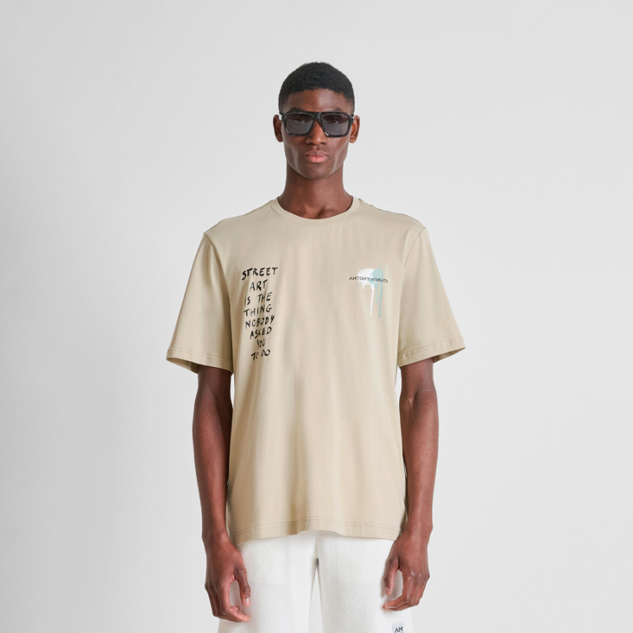 lassiges-t-shirt-mit-urbanem-kunstdruck