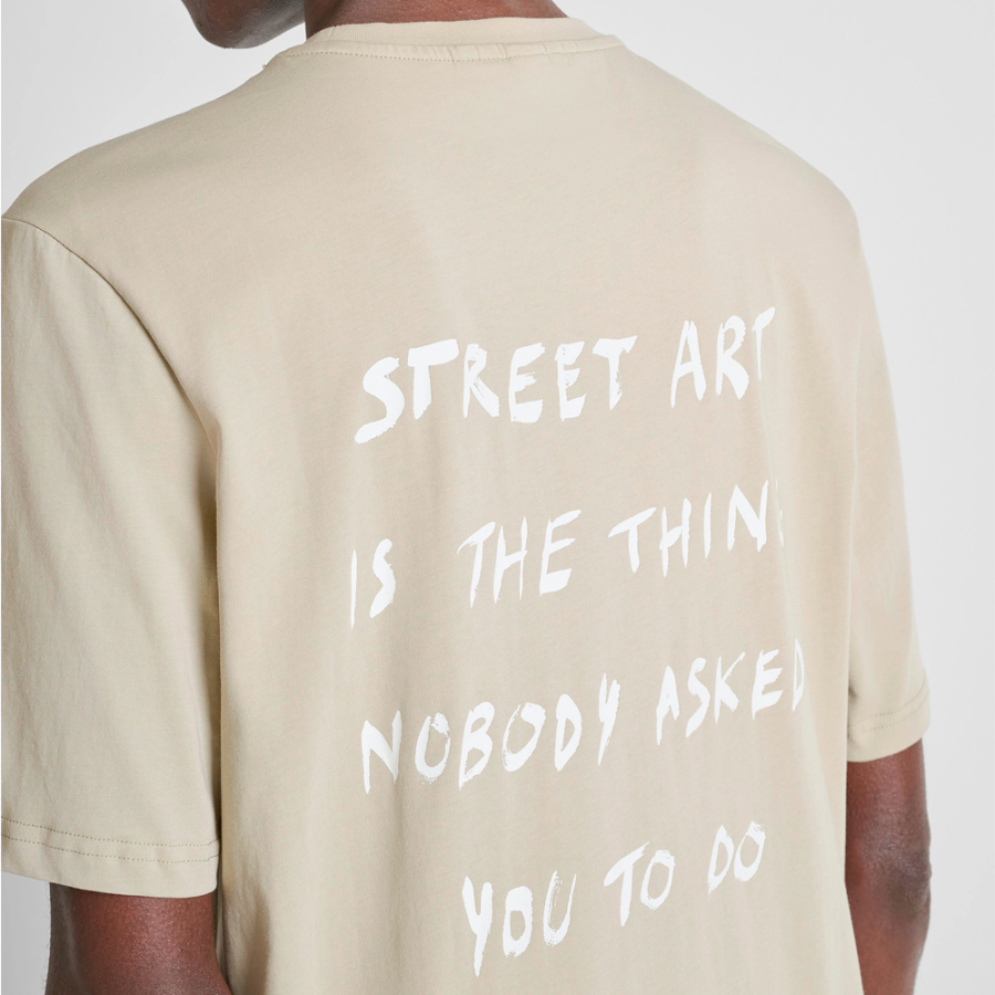 camiseta-de-modelagem-relaxada-com-estampa-de-arte-urbana