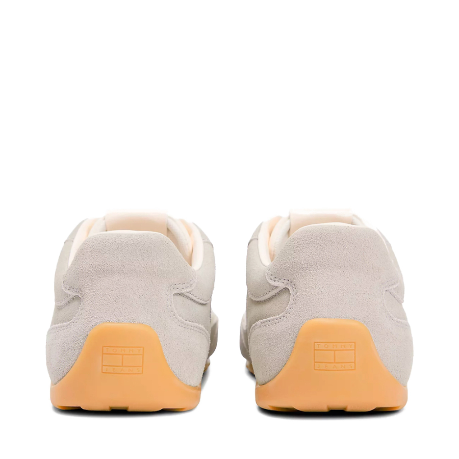 archivierte-laufschuhe-aus-wildleder