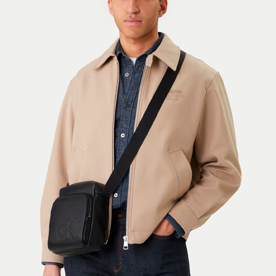 reporter-schultertasche-mit-eingraviertem-monogramm