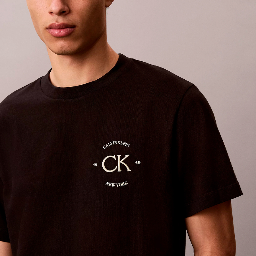 camiseta-com-logotipo-bordado