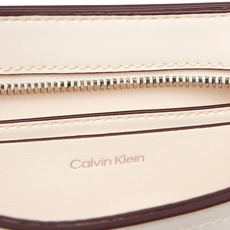 kleine-schultertasche-mit-monogramm-logo