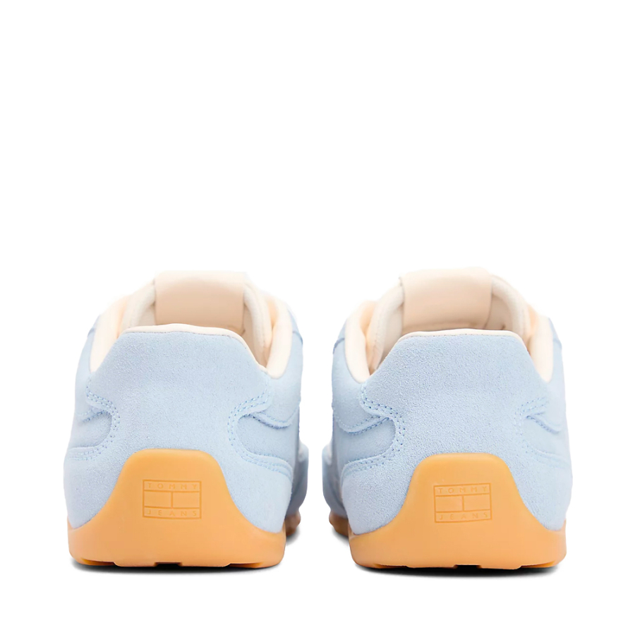 running-shoes-with-a-serrated-sole