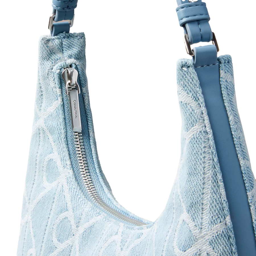 sac-bandouliere-en-denim-orne-du-logo-emblematique