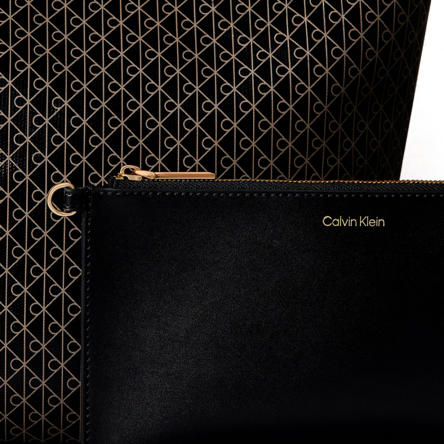 borsa-a-secchiello-con-logo-iconico-su-tutta-la-superficie