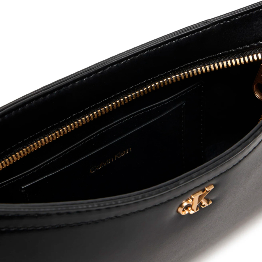 kleine-schultertasche-mit-monogramm-logo