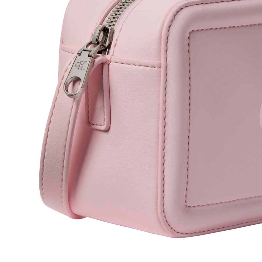 bandolera-tipo-camara-con-monograma-distintivo