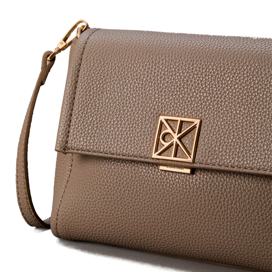 schultertasche-aus-genarbtem-leder