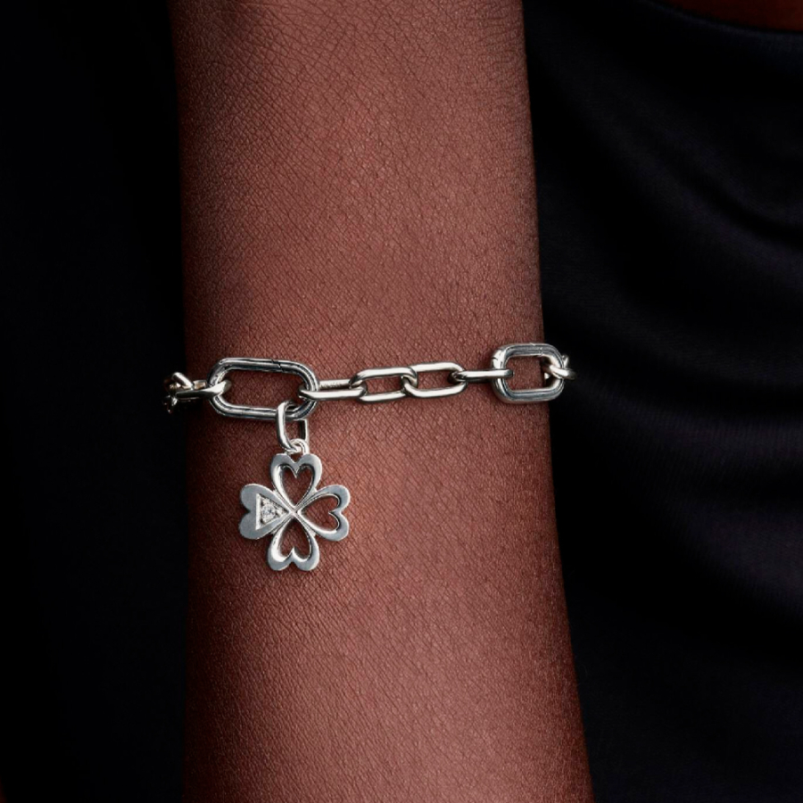 ciondolo-a-forma-di-cuore-con-medaglione-a-quadrifoglio