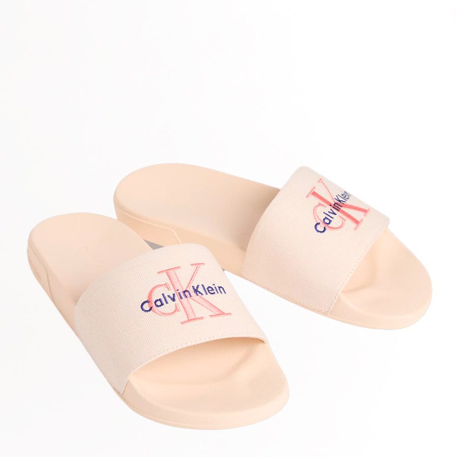 konturierte-flip-flops-aus-canvas-mit-logo