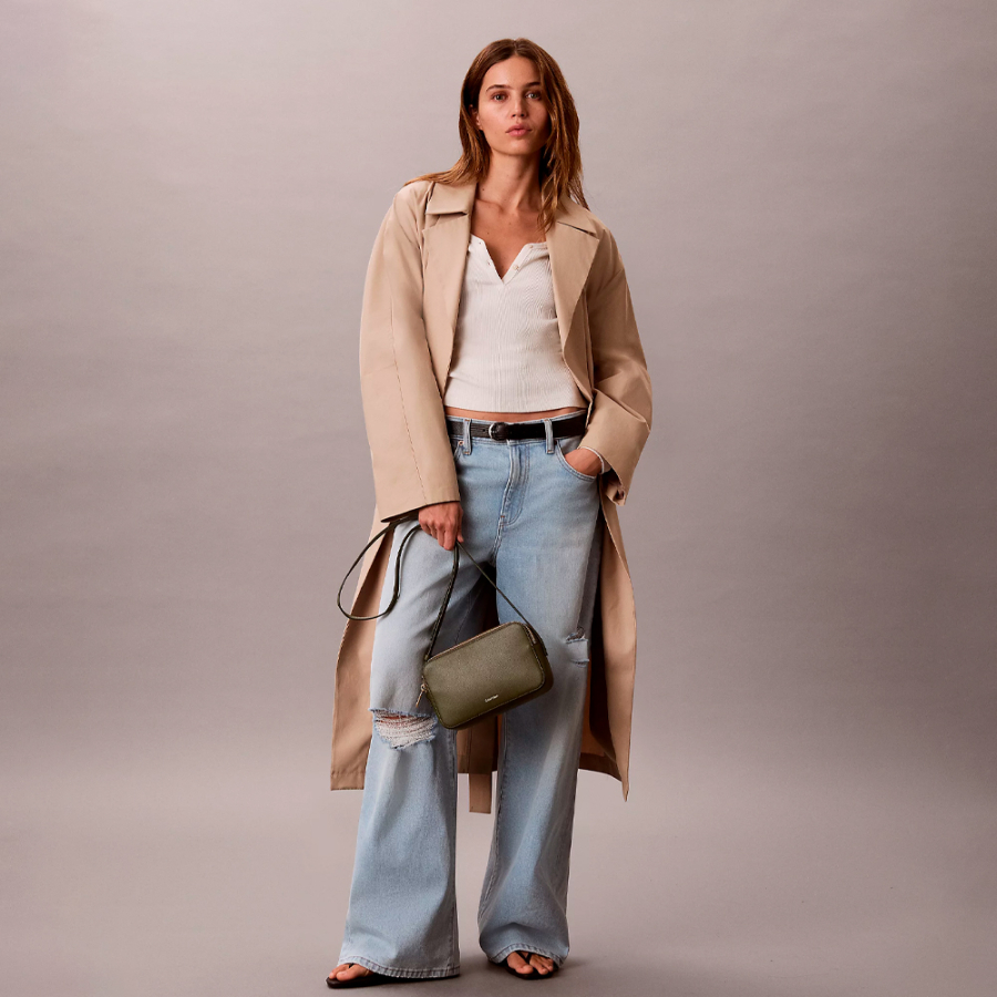 borsa-a-tracolla-stile-macchina-fotografica-con-logo-in-lamina