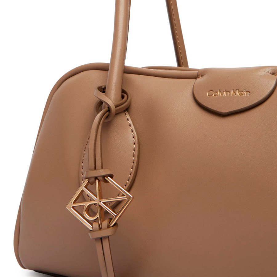 bolsa-de-ombro-com-o-iconico-logotipo