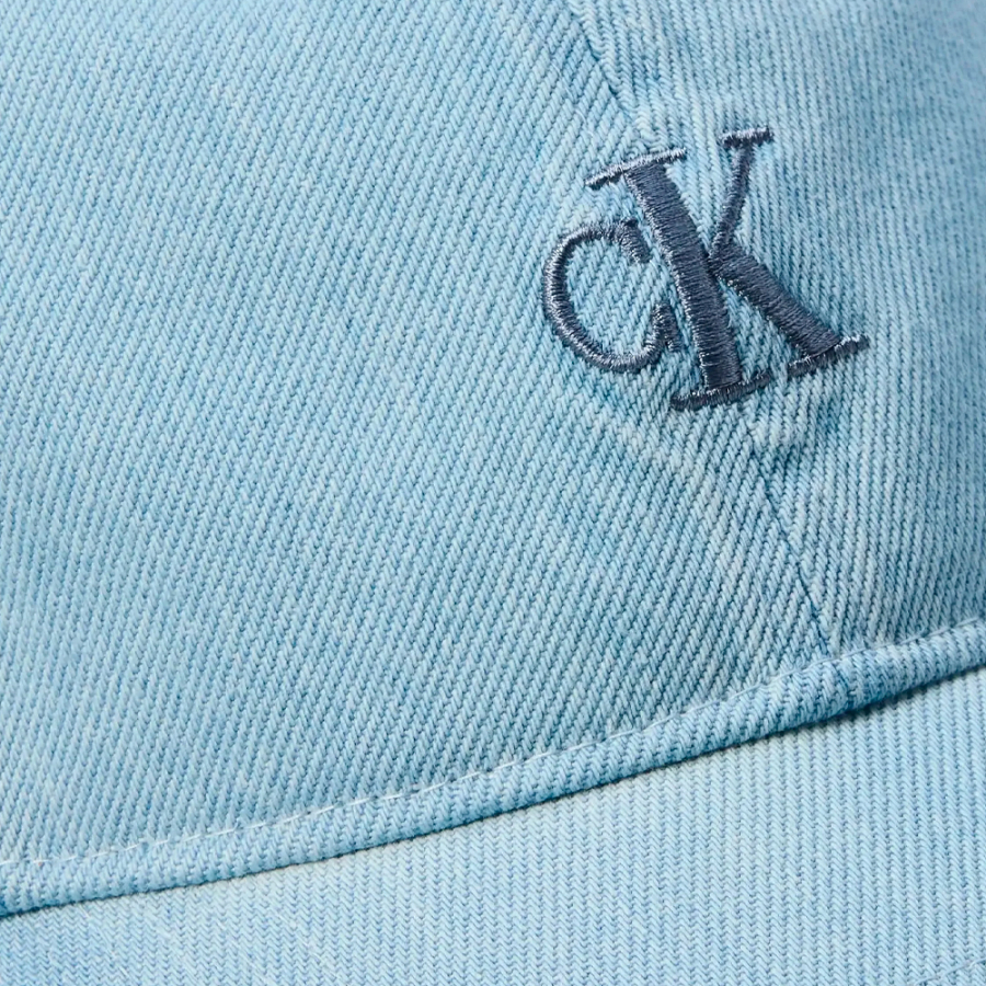 bestickte-jeanskappe-mit-monogramm