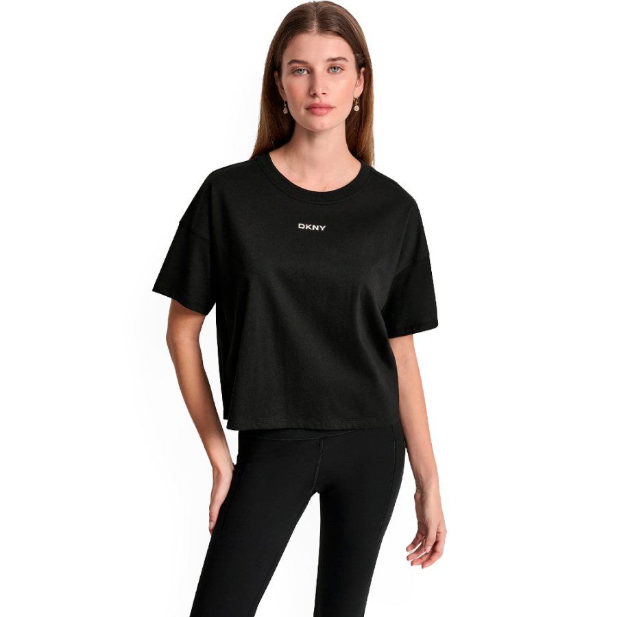 t-shirt-con-logo-metallico