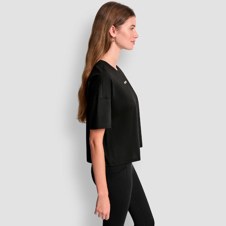 camiseta-com-logotipo-metalico