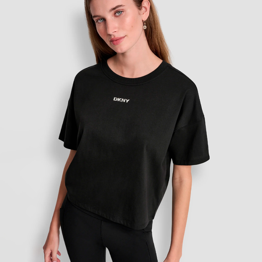 camiseta-com-logotipo-metalico