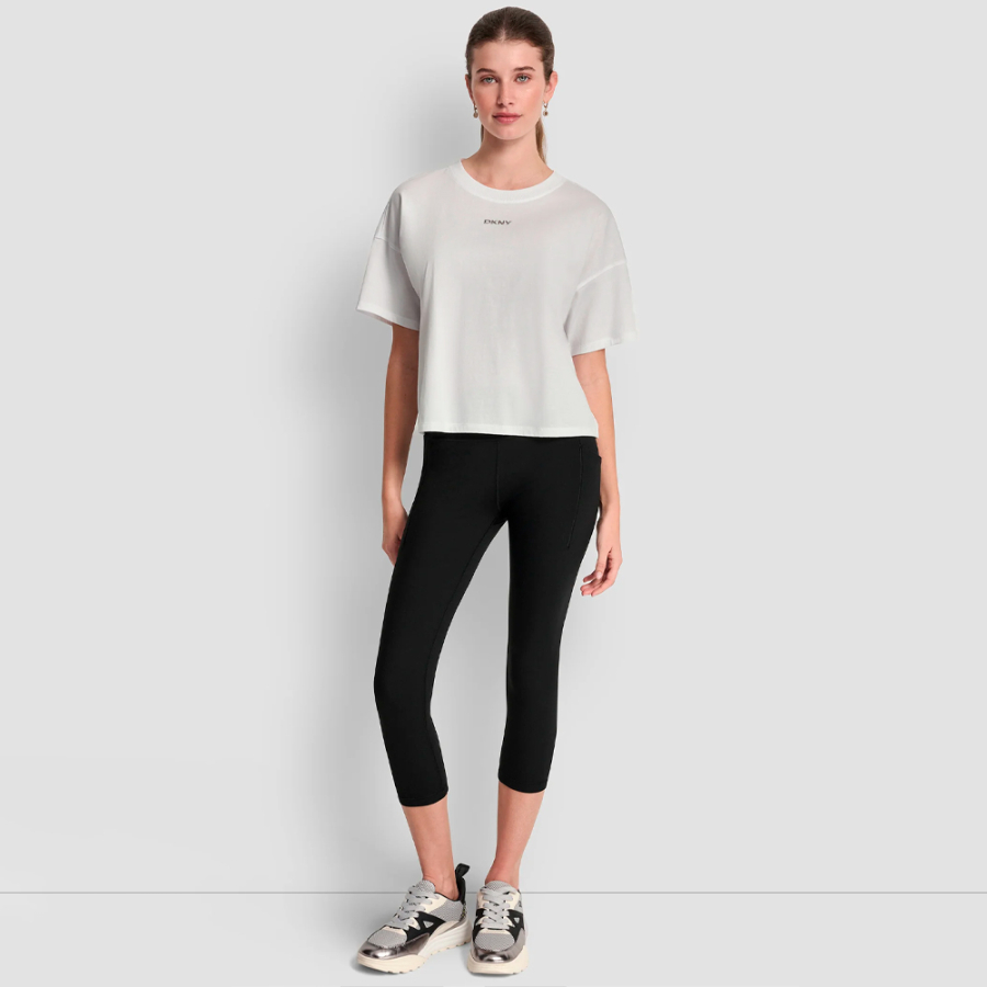 t-shirt-con-logo-metallico