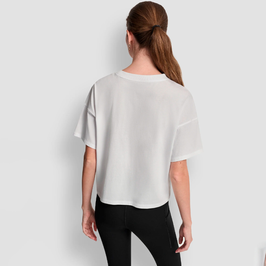 camiseta-com-logotipo-metalico