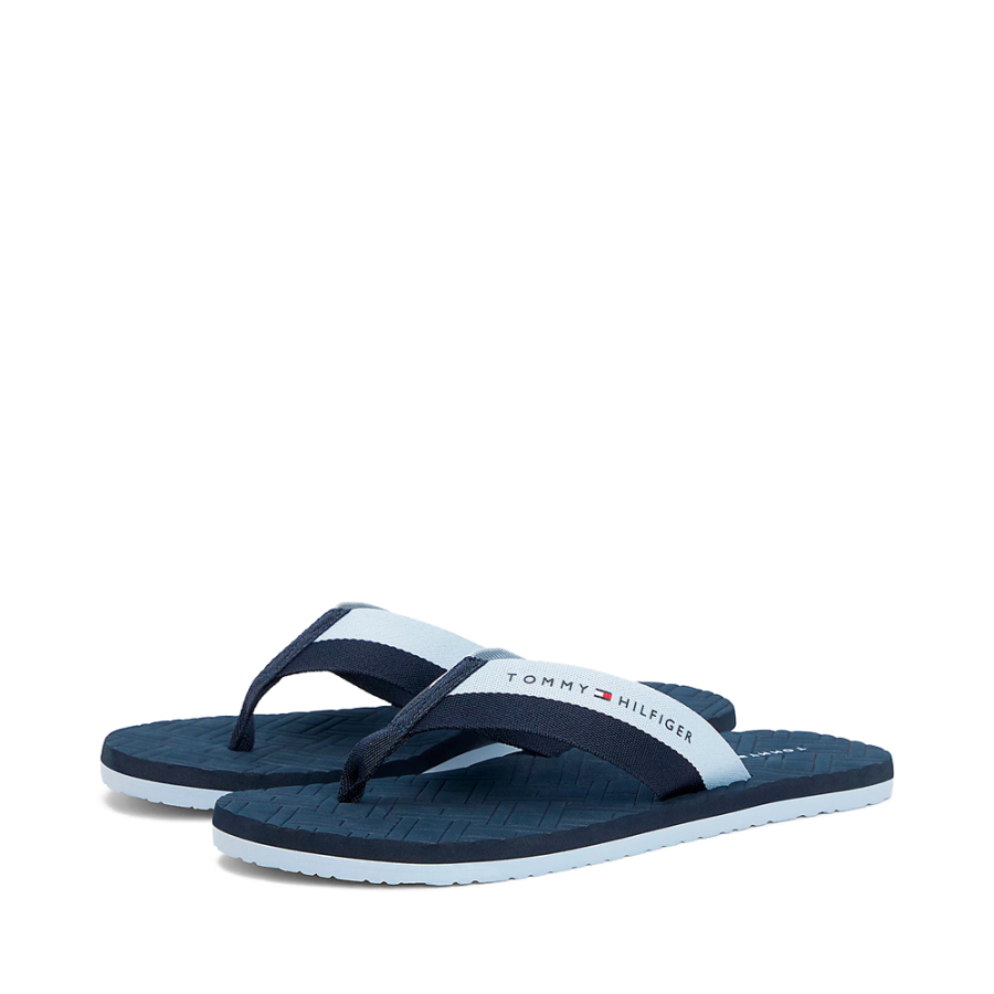 chinelo-com-logotipos-em-relevo