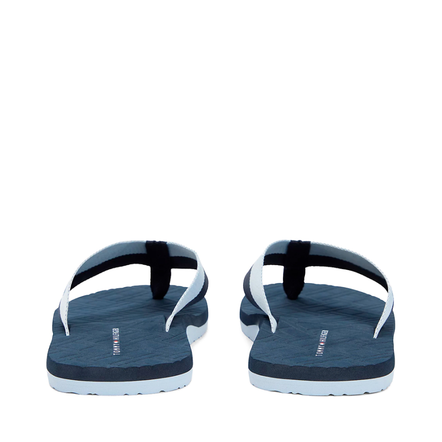 chanclas-con-logos-en-bajo-relieve