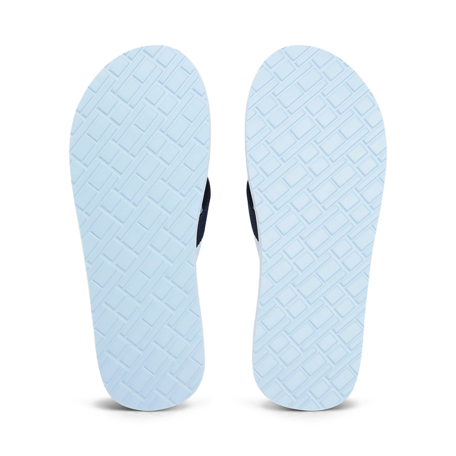 chinelo-com-logotipos-em-relevo