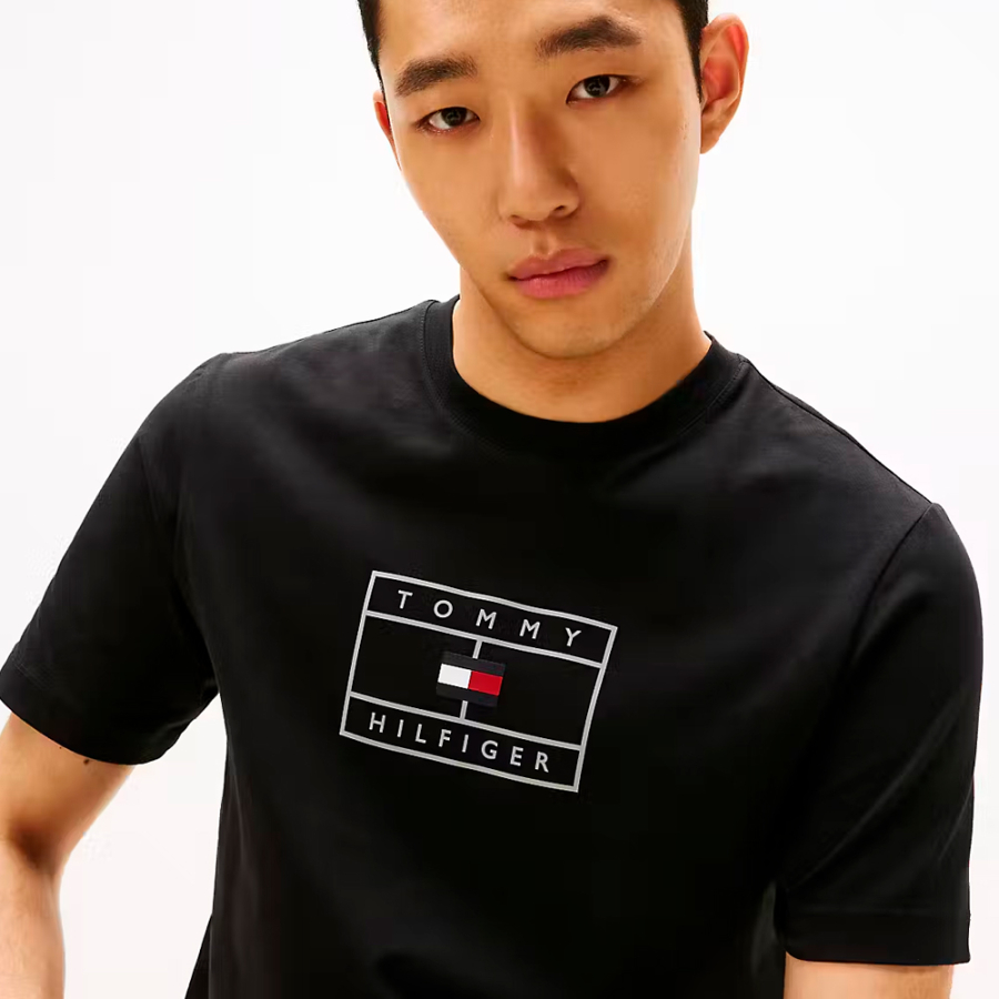 t-shirt-avec-logo-graphique