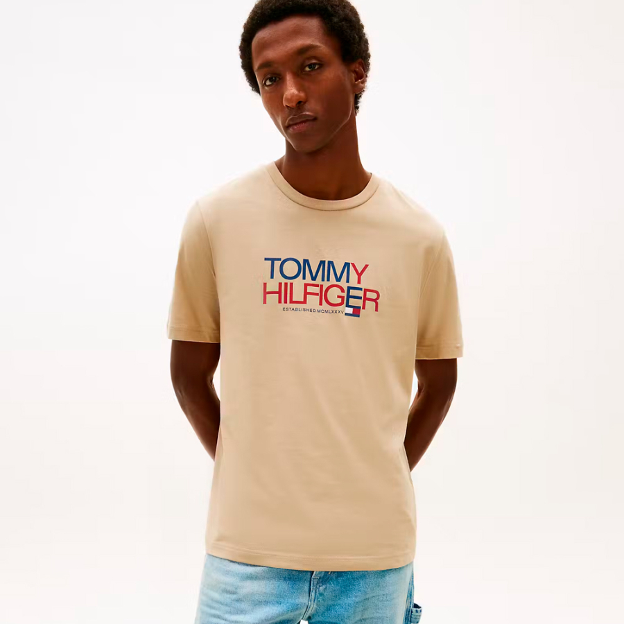 camiseta-com-estampa-ame-a-marca-e-letras-grandes