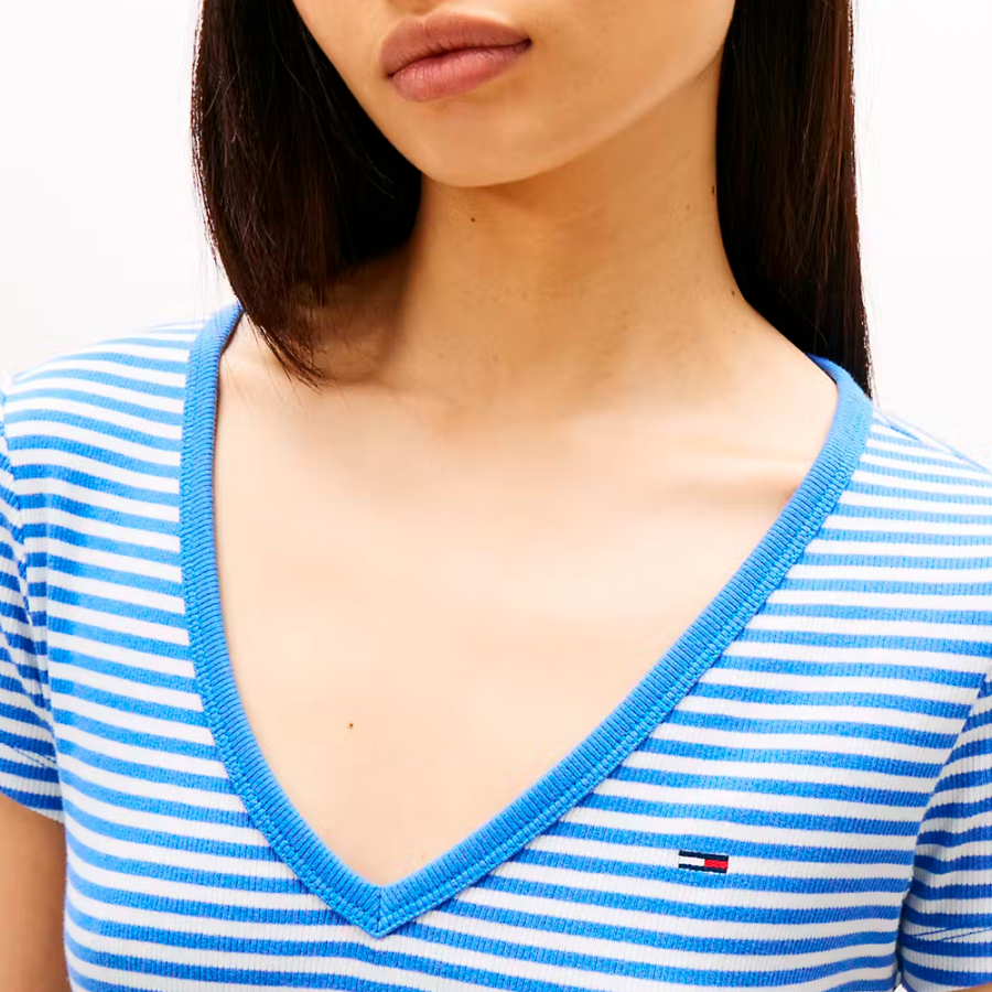 t-shirt-essenziale-con-scollo-a-v