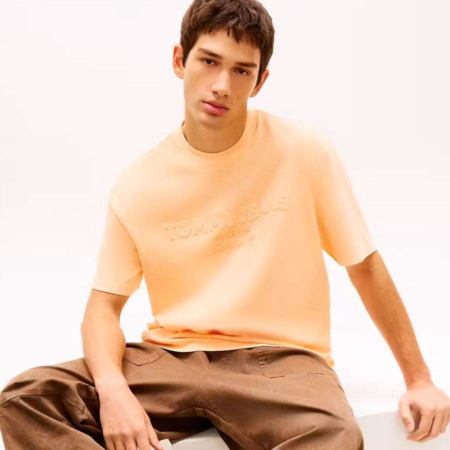 camiseta-classica-oversized-com-logo-tonal