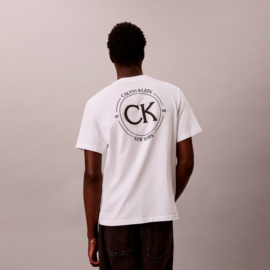 t-shirt-mit-gesticktem-logo