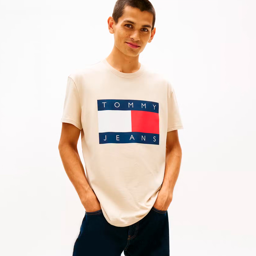 camiseta-com-gola-redonda-e-logotipo