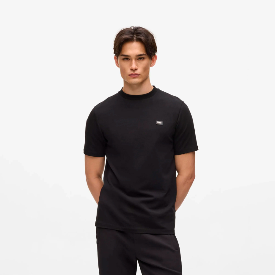 camiseta-con-parche-con-logotipo