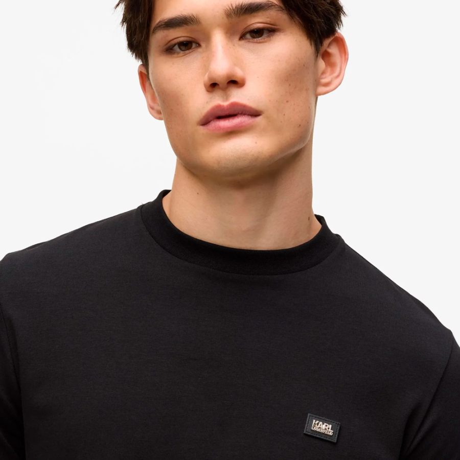t-shirt-avec-ecusson-logo