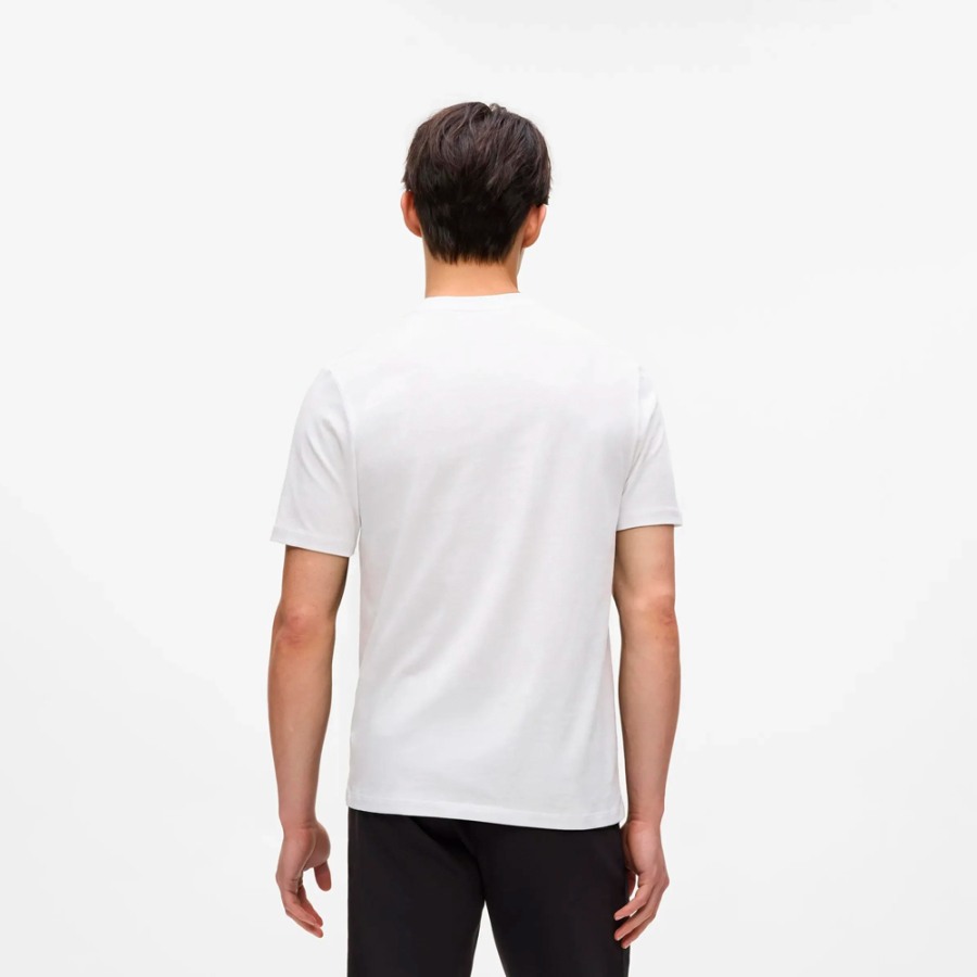 camiseta-con-parche-con-logotipo